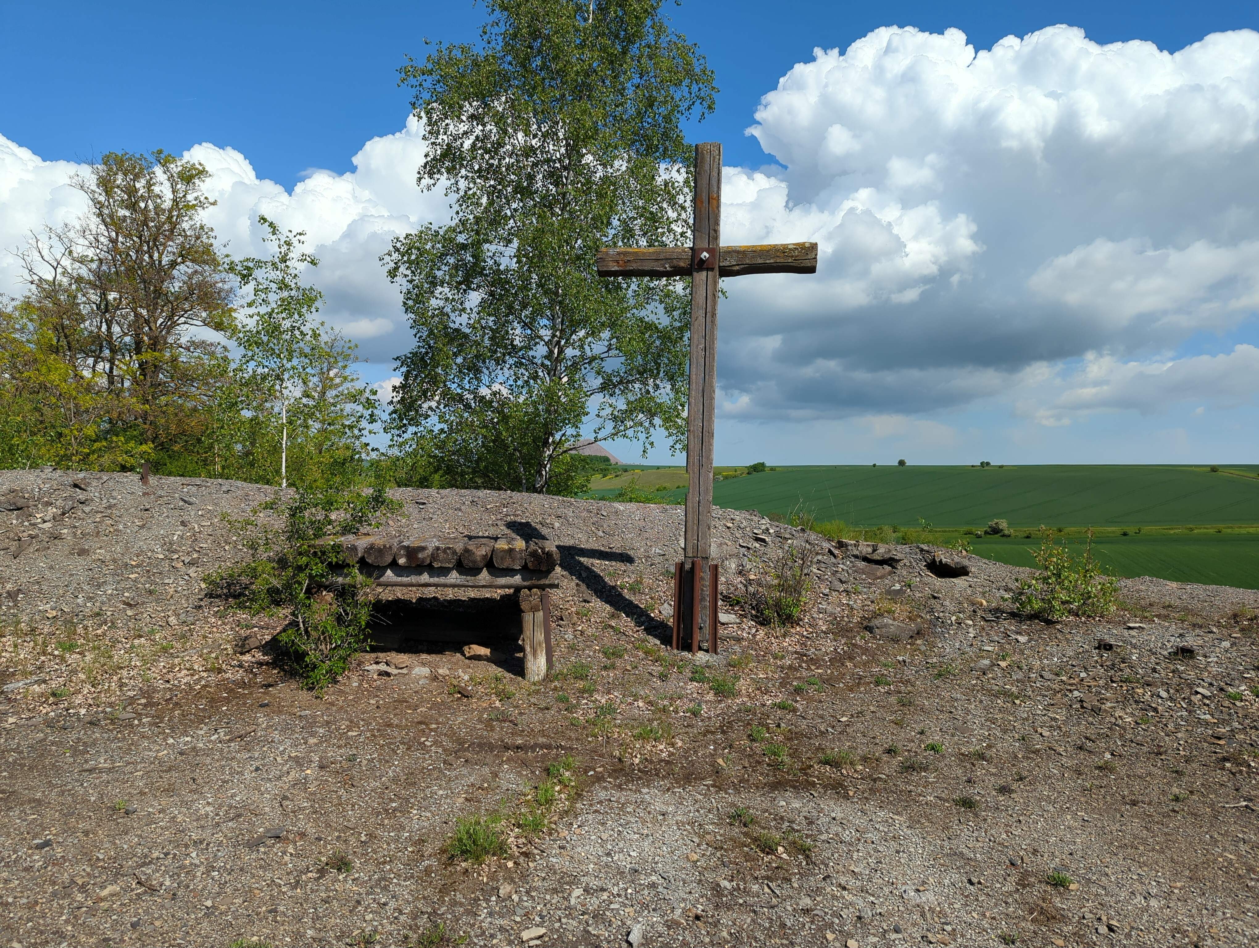 Flachhalde bei Volkstedt mit Kreuz und Altar